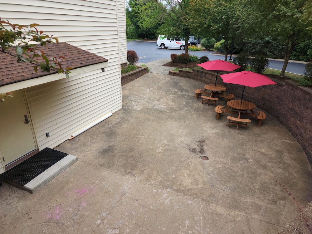 La Quinta Inn and Suites by Wyndham Lake George 42/50