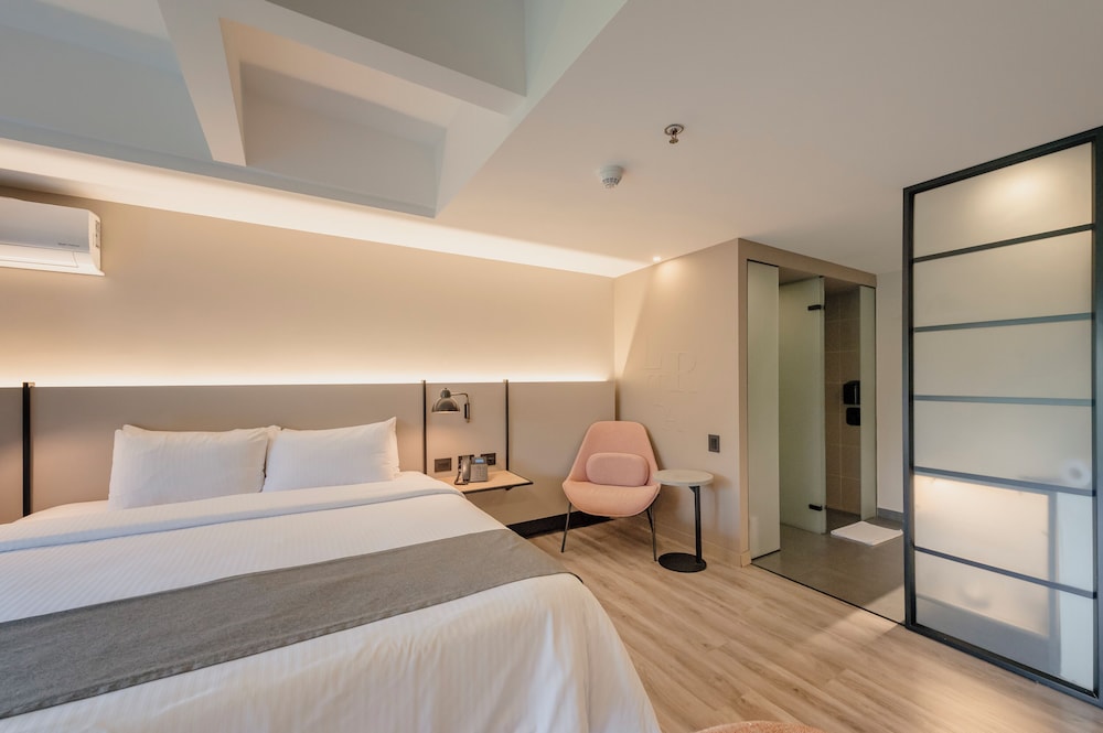 ROOM, DOUBLE BED