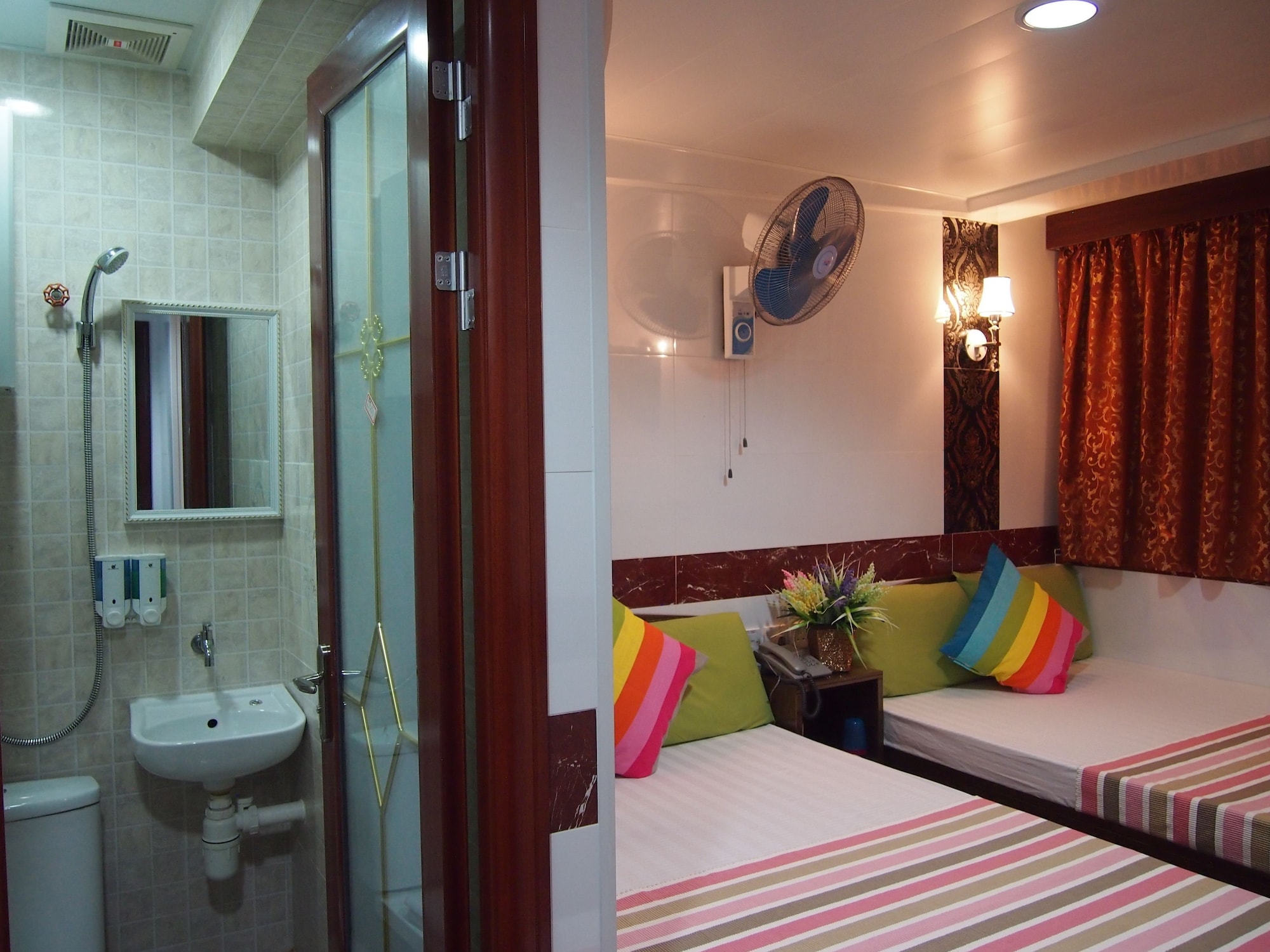 STANDARD, TWIN BEDS, PRIVATE BATHROOM