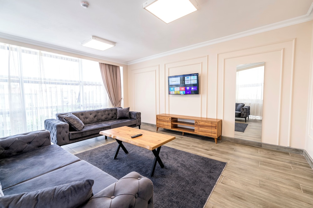 Royal Luxury Hotels & Suites 35/44