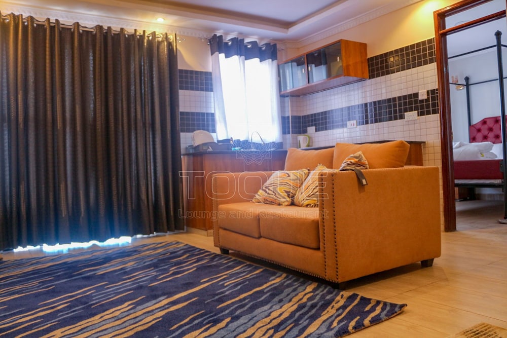 Toque Hotel & Lounge 40/50
