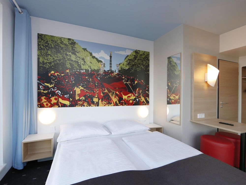 ROOM, DOUBLE BED