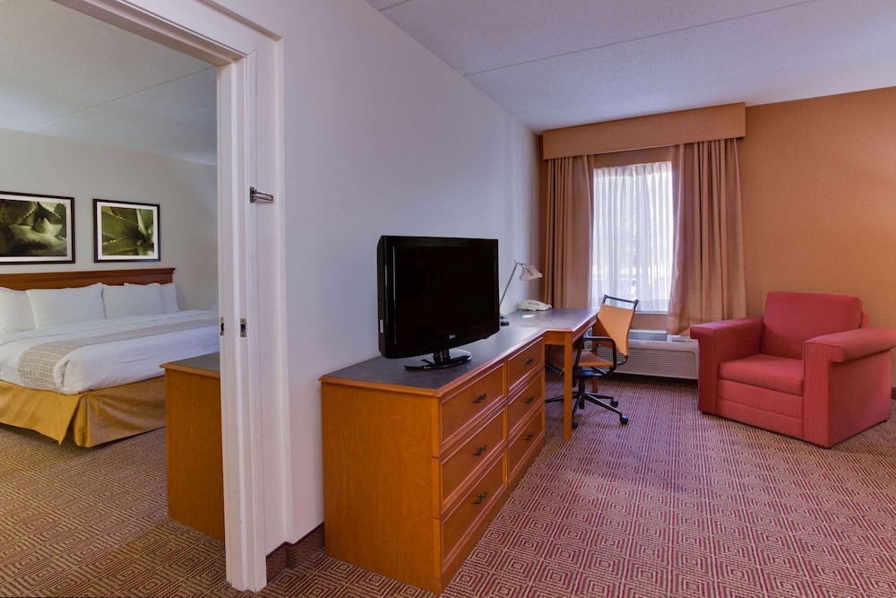 La Quinta Inn & Suites by Wyndham Lakeland East 36/37