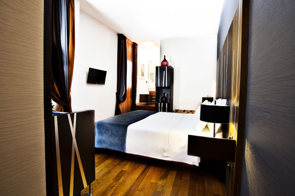 DELUXE, DOUBLE BED