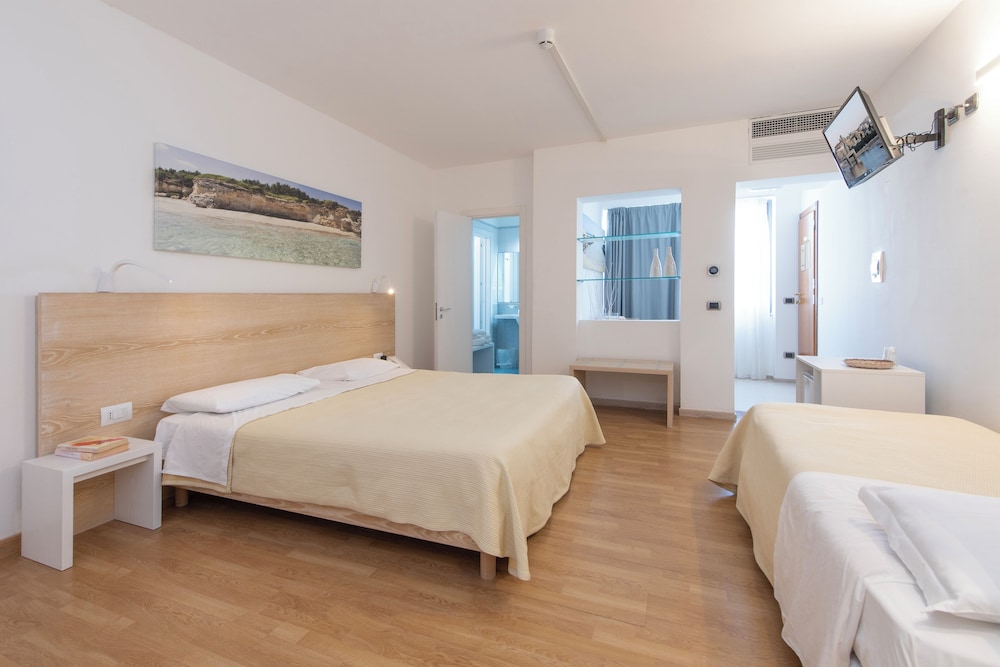 Hotel Albania 17/73