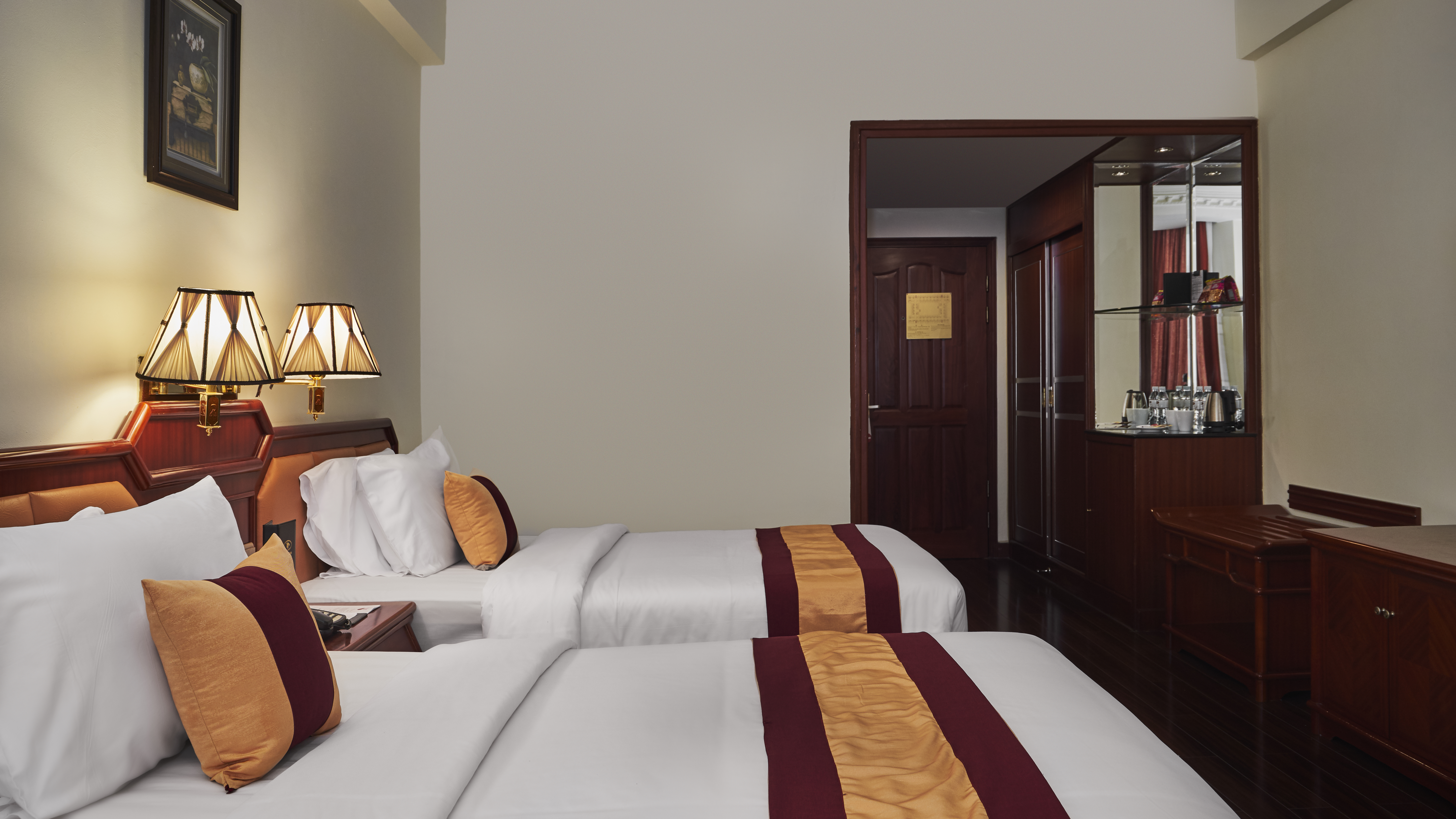 Phnom Penh Hotel 30/75
