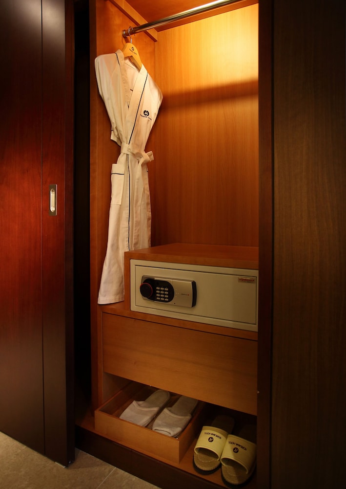 Koreana Hotel 7/64