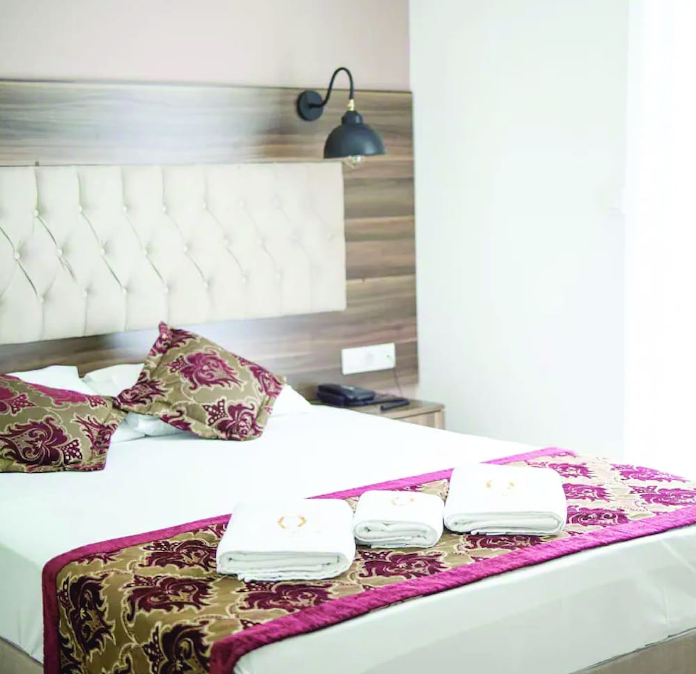 The Reina Hotel 36/70