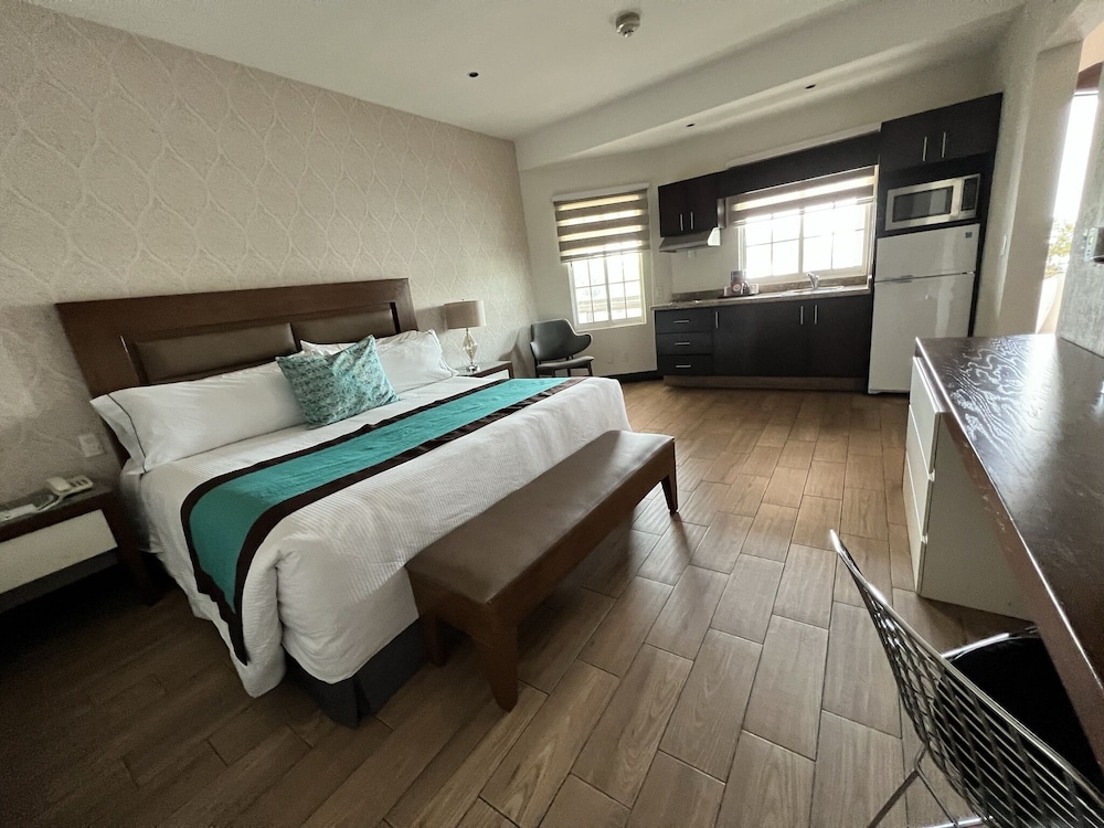 CLASSIC, SUITE, KING BED, KITCHENETTE