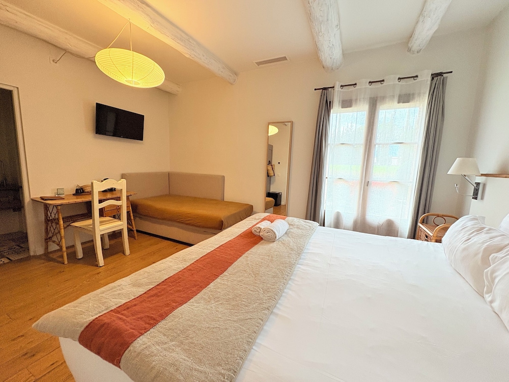 Room, Triple, King Bed, Sofa, Domaine Cie 2/10