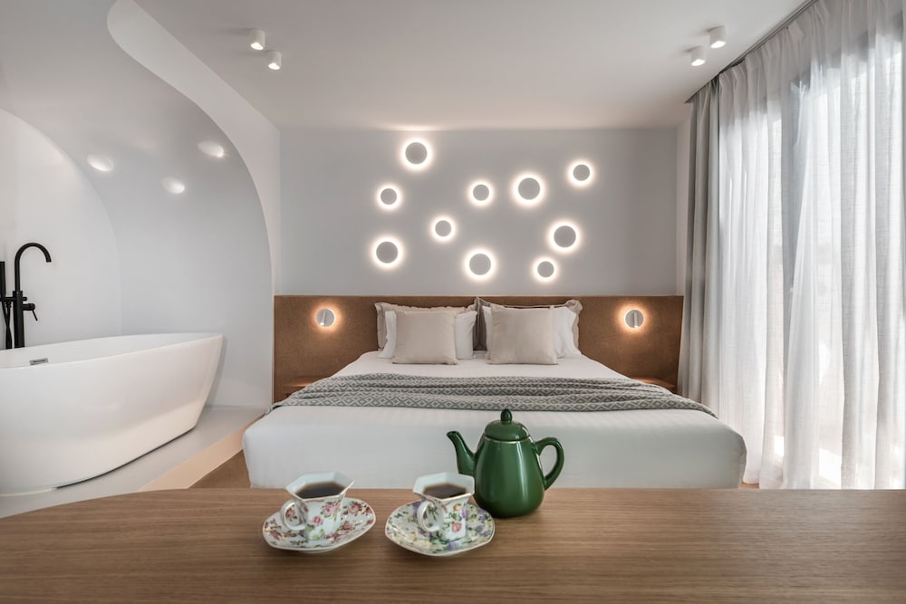 Semi Basement, Basic, Suite, Queen Bed, Outdoor Jetted Tub, Sofa