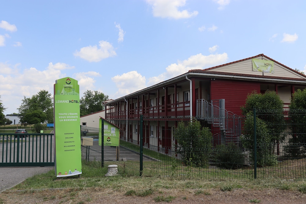Village Hotel 4/33