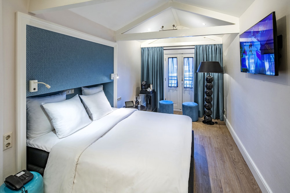 Room, King Bed, Sint Nicolaas 2/5