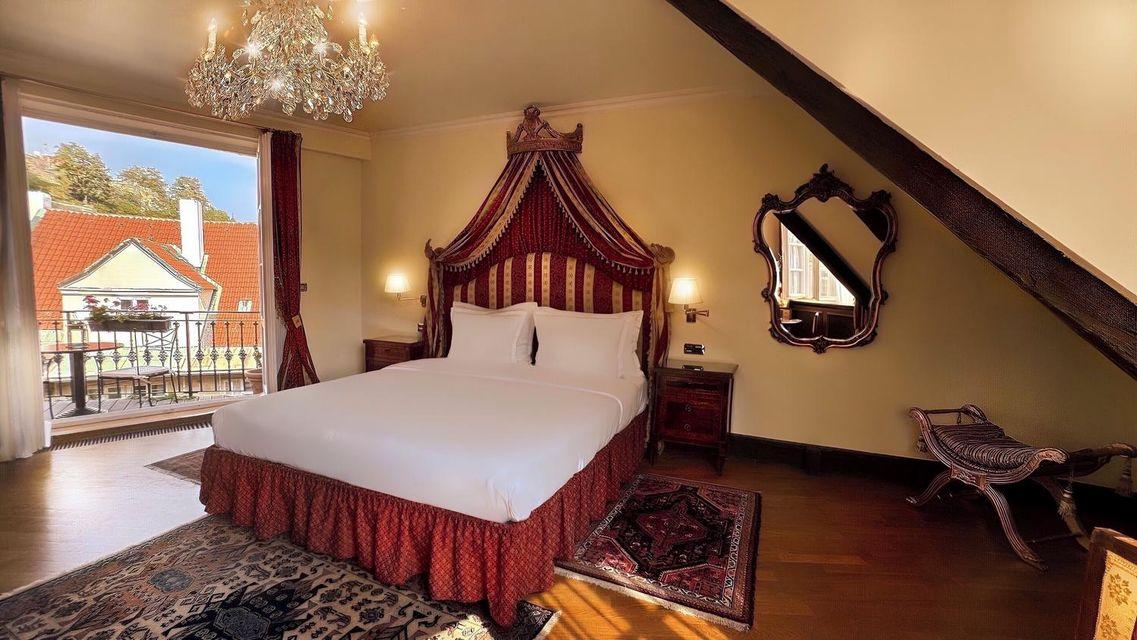 Exclusive, Decastello, Suite