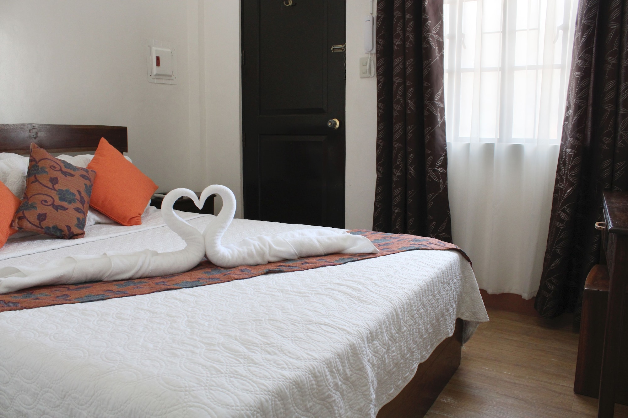 ROOM, QUEEN BED, ROAD SIDE