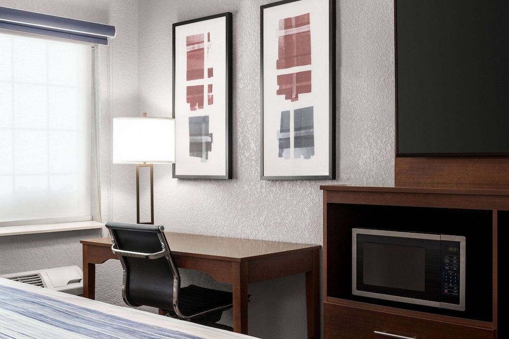 AmericInn by Wyndham Williamsburg 41/50
