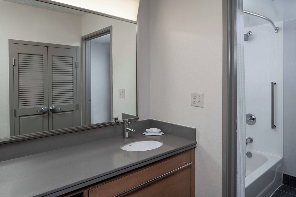 غرفة بسرير كينج مع أريكة لذوي الإعاقة، Courtyard New Orleans Covington Mandeville 2/2