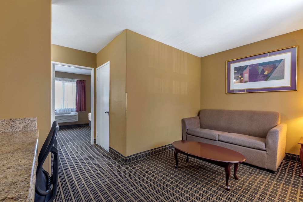 Quality Inn & Suites Westminster Seal Beach 25/37