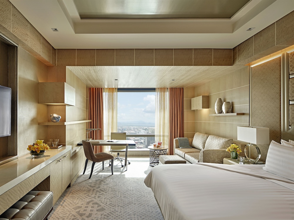 Shangri La At the Fort Manila 26/111