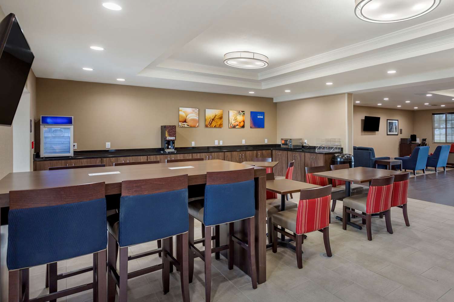 Comfort Suites Clarksville near Governors Square Mall 27/38