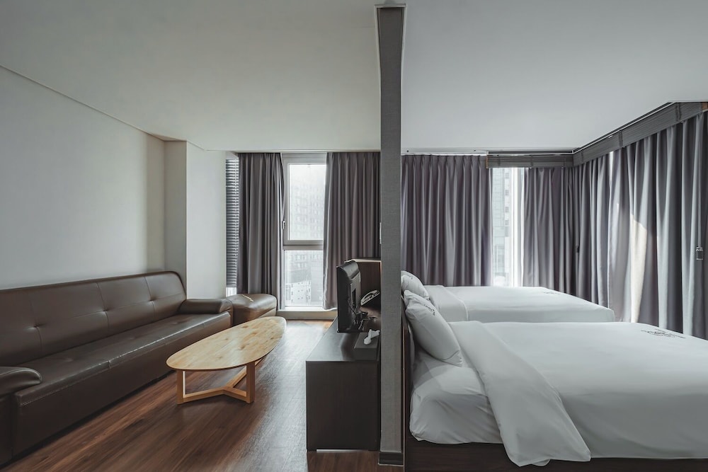 Brown Suites Sinchon Central 24/48