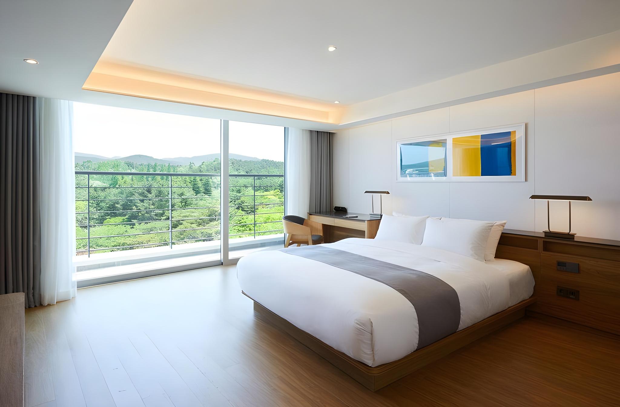 Deluxe, Suite, Double Bed, Lake View, Pool Access