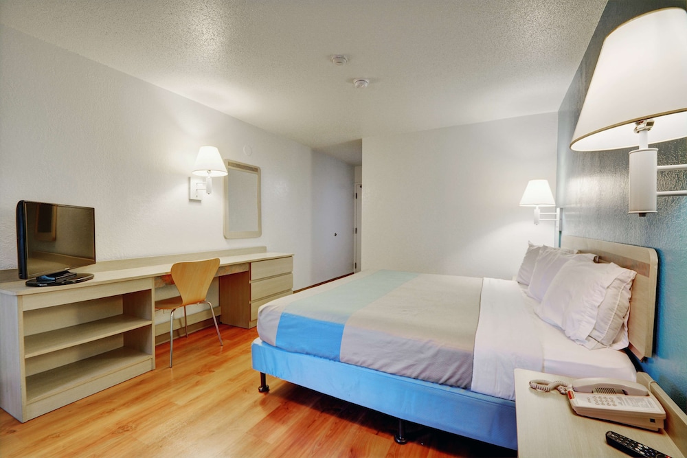 DELUXE, KING BED, SMOKING