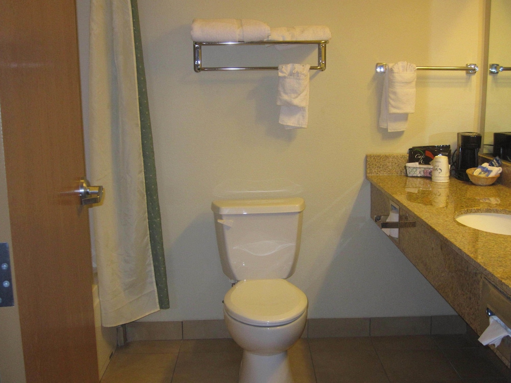 Econo Lodge Inn and Suites Bridgeport 12/29