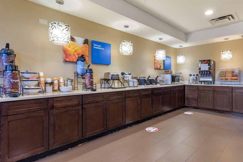 Comfort Inn & Suites Near Six Flags GA 9/38