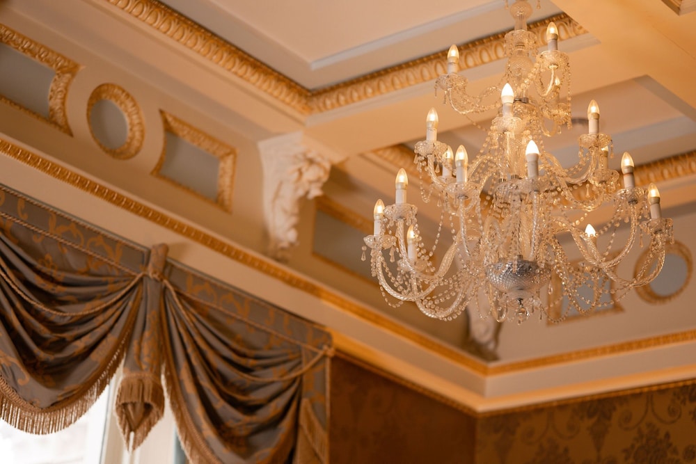 MANOR HOUSE COUNTRY HOTEL 4/56