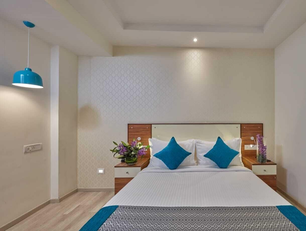 DELUXE, KING BED