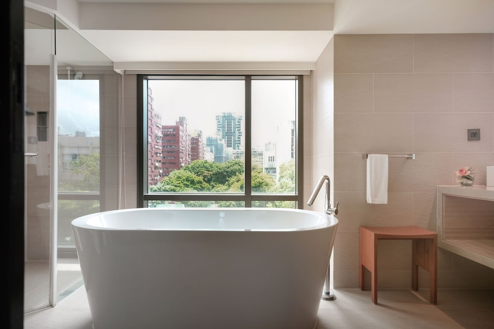Cozzi Minsheng Taipei Hotel 48/49