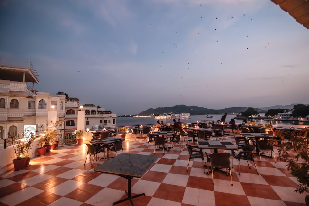 Hotal Devraj Niwas on Lake Pichola Udaipur 45/50