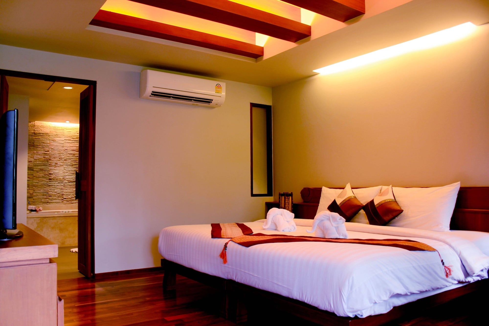 DELUXE, DOUBLE OR TWIN BED