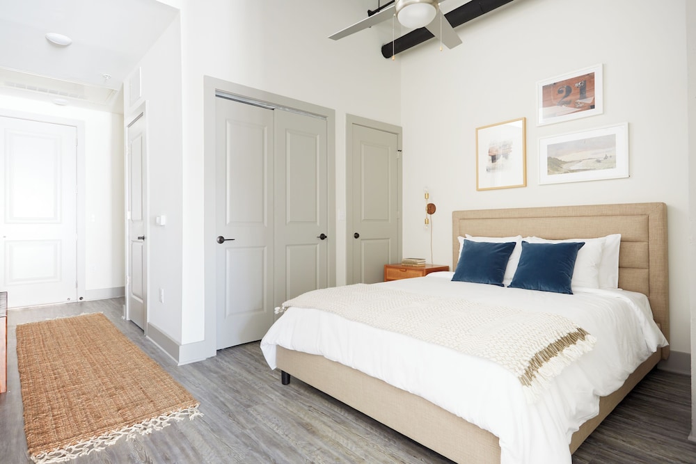 DELUXE, SUITE, QUEEN BED, SOFA