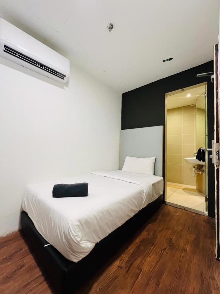 Single Room with Window