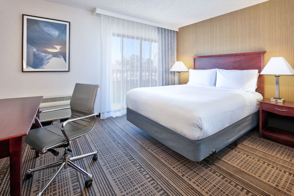 Holiday Inn Hotel And Suites 23/66