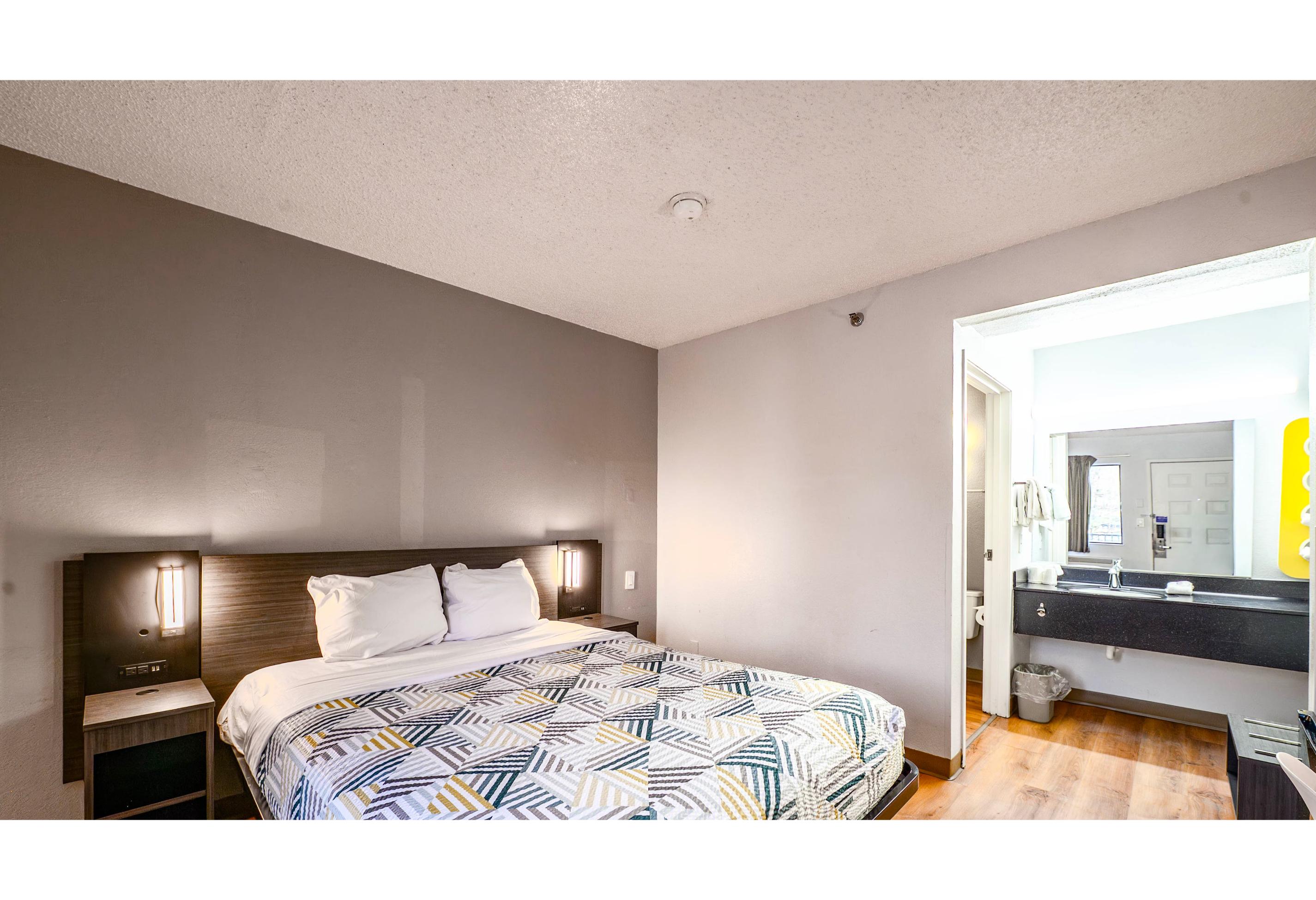 1 Queen Bed - ADA/Tub/Micfridge، Motel6 Wethersfield, CT - Hartford 2/5