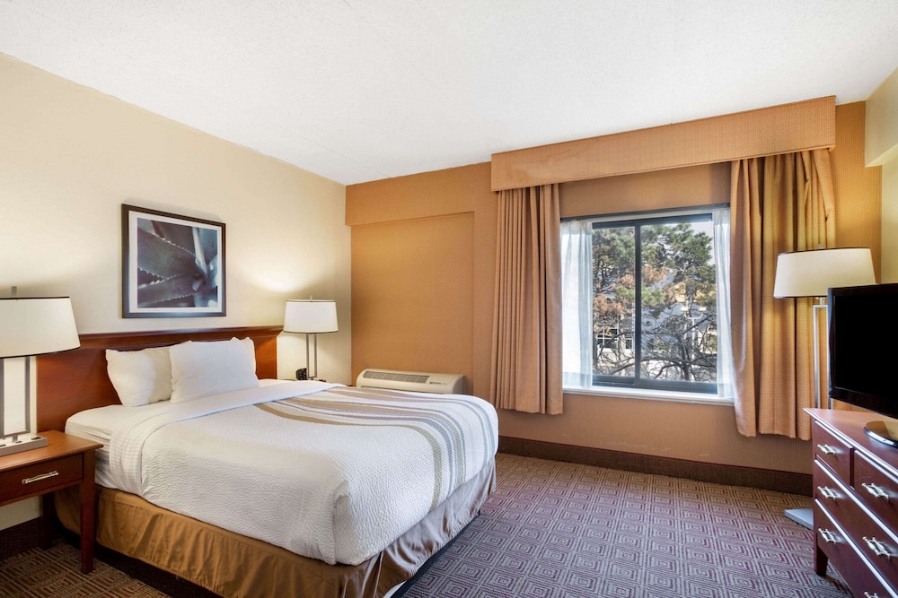 La Quinta Inn & Suites by Wyndham New Haven 12/49