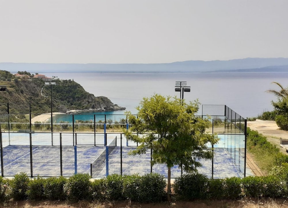 Blue Bay Resort 8/72