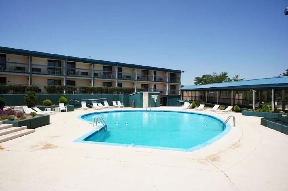 Lincoln Inn Express Hotel And Suites 26/28