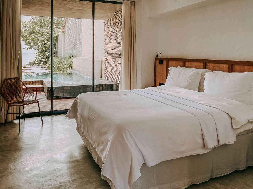 Pool, Ocean, Queen Bed