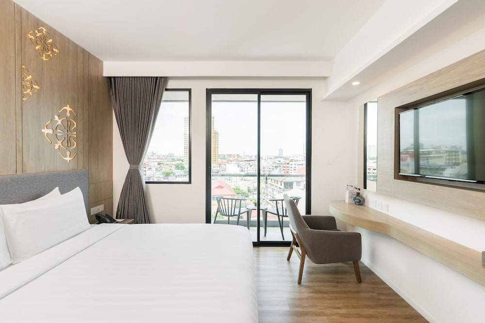 DELUXE, DOUBLE OR TWIN BED