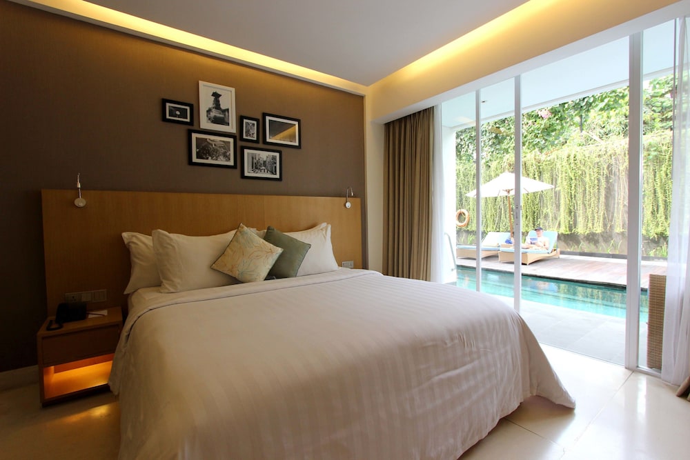 DELUXE, POOL ACCESS