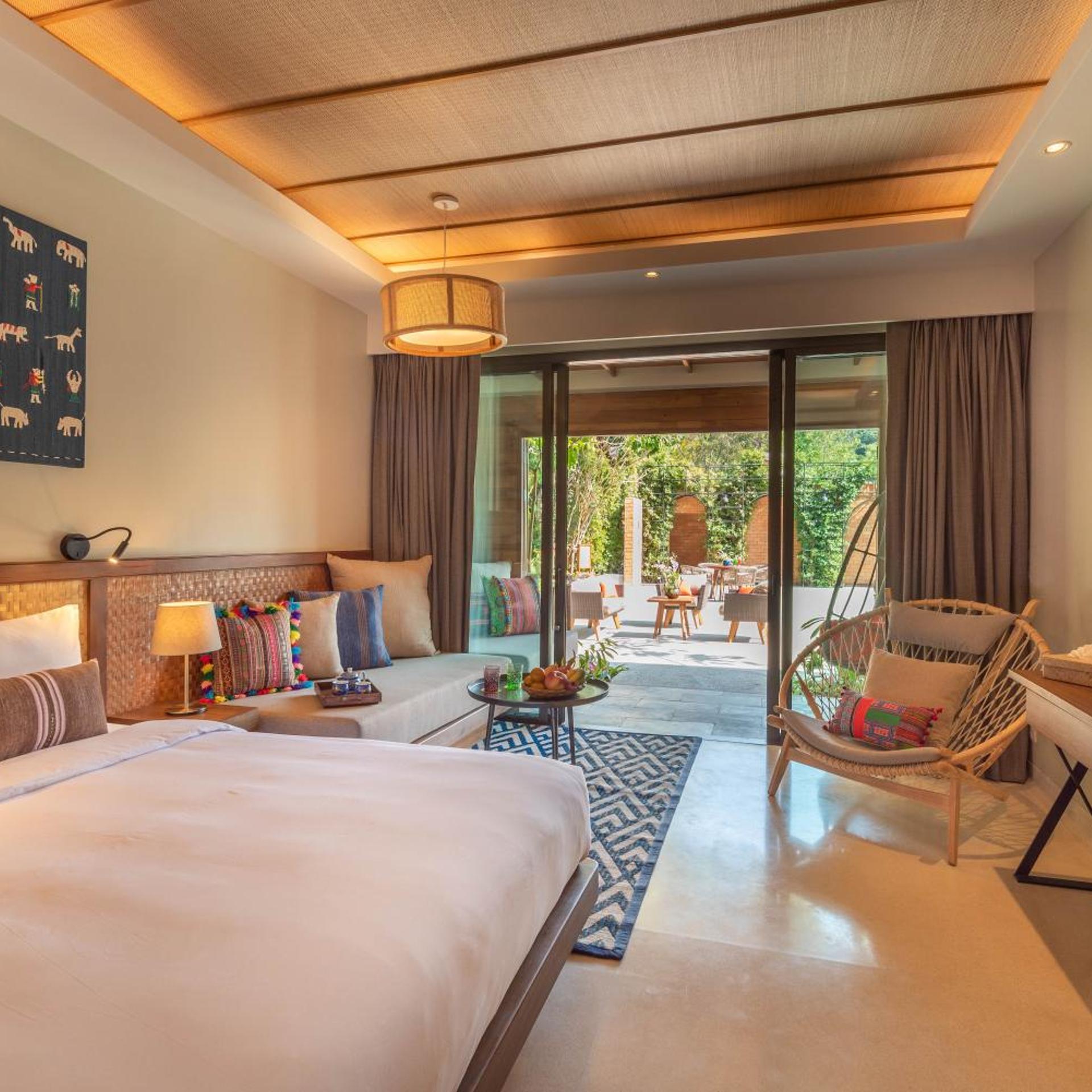 Boutique, Pool View