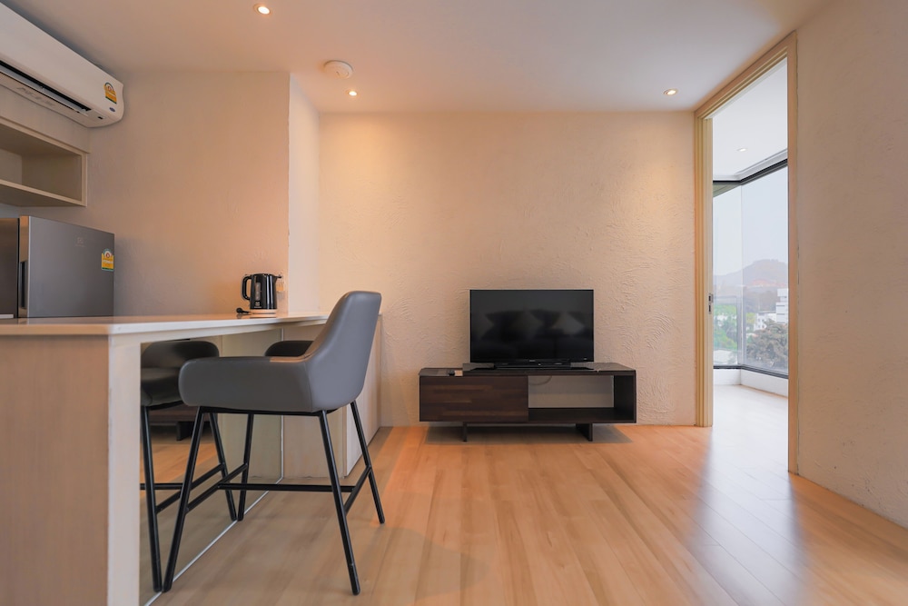 Balcony Seaside Sriracha Hotel Serviced Apartments 27/34