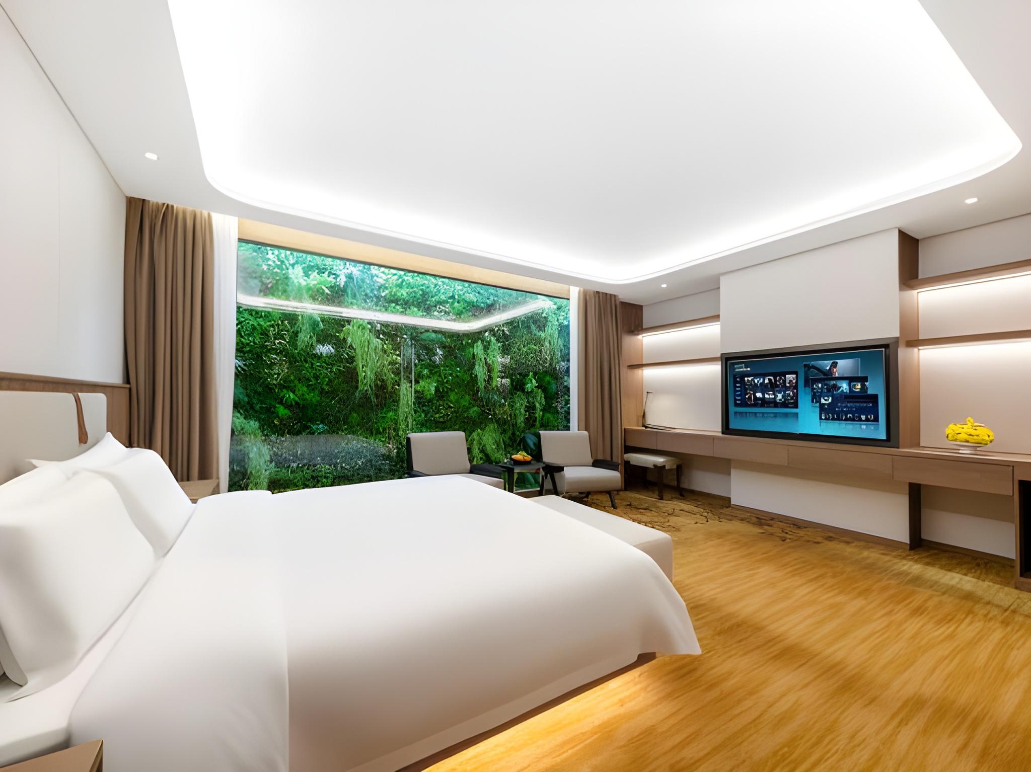 King Bed, No Window