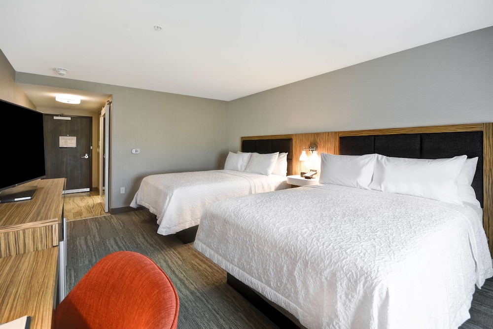 Hampton Inn Suites Detroit Warren 16/49