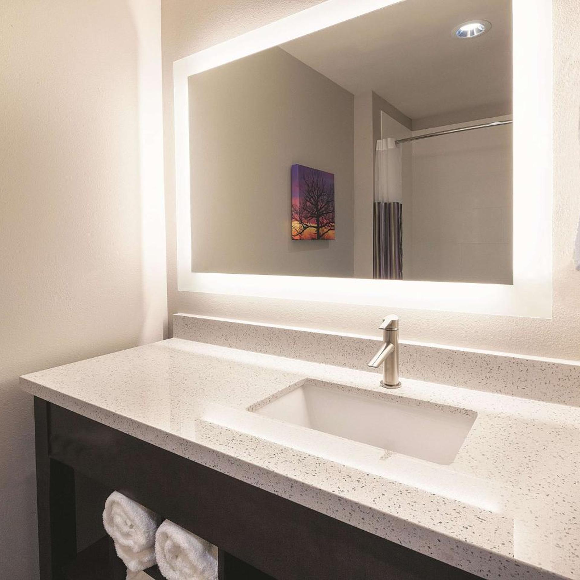 غرفة بسرير كينج مع أريكة، La Quinta Inn & Suites By Wyndham Terre Haute 7/8