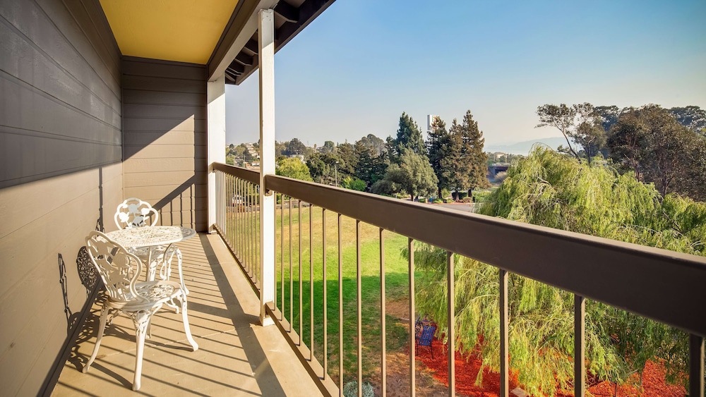 Best Western Plus Heritage Inn 5/40